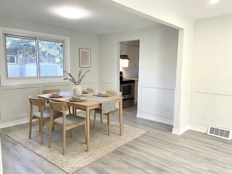 77 Roseneath Cres — Photo 4