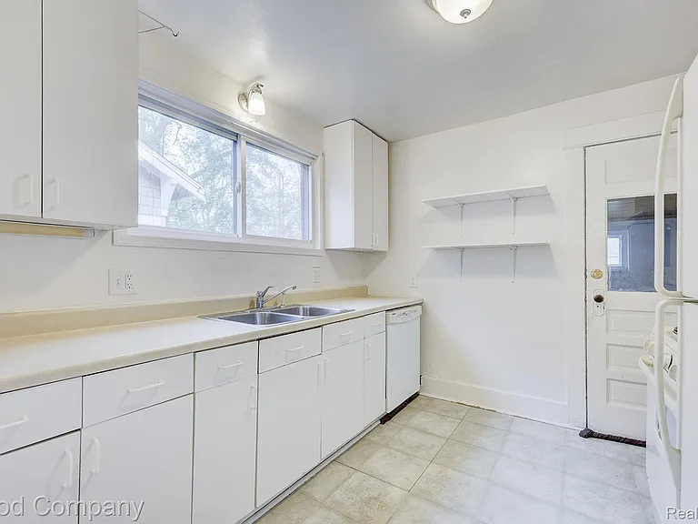 243 W Webster St — Photo 3