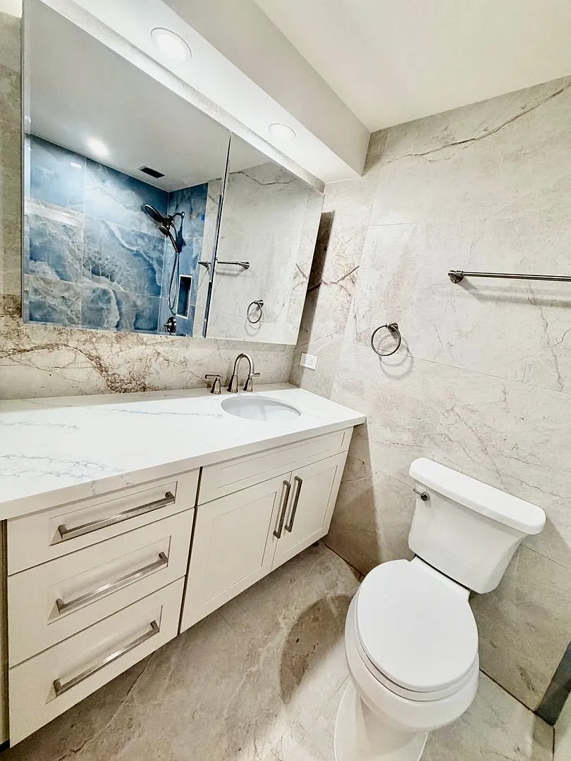 Available Now: A fully renovated 2 Bedroom, 2 bathroom condo with 1 assigned parking at Harbor Sq... — Photo 3