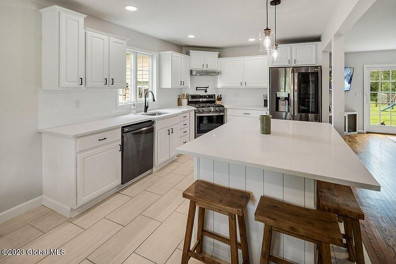 5th image of 7 Munger Hill Road