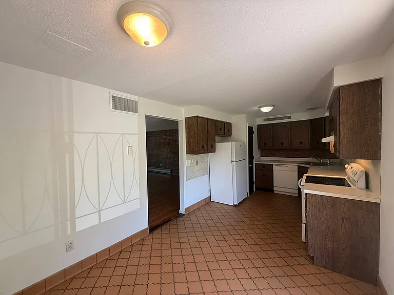 666 Middle Tpke E — Photo 10