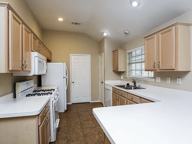 1037 Harriman Dr — Photo 7