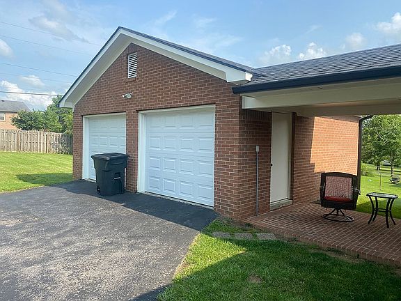 3rd image of 424 Linden Ln