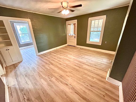 5th image of 210 Valley View Dr
