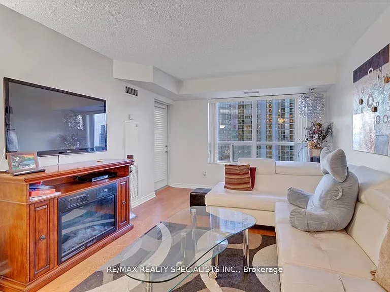 25 Kingsbridge Garden Cir #1720 — Photo 11