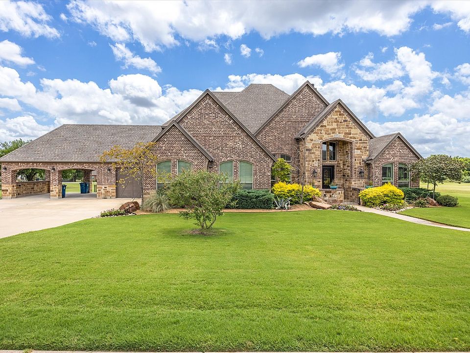 1st image of 120 The Lakes Dr