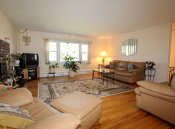 3rd image of 3228 Amelia Dr