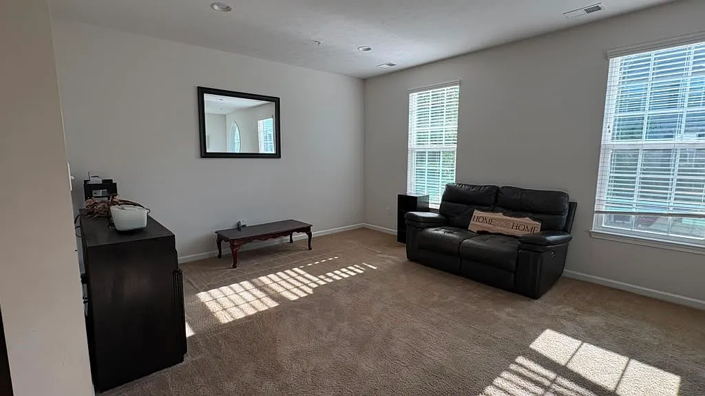 3 bed, 2.5 bath, 2200 sqft, $2,550 — Photo 4