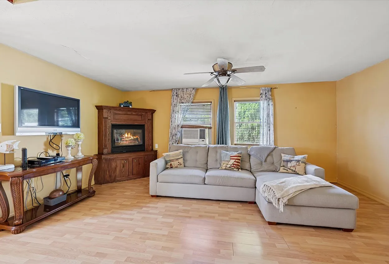 The Ultimate Four-Season Retreat in Southampton Village — Photo 4