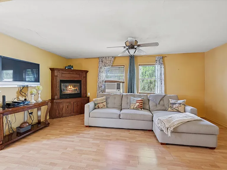 3 Meadowgrass Ln — Photo 4