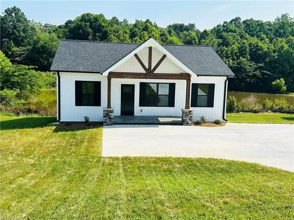 103 Lakeshore Dr, Thomasville, NC 27360