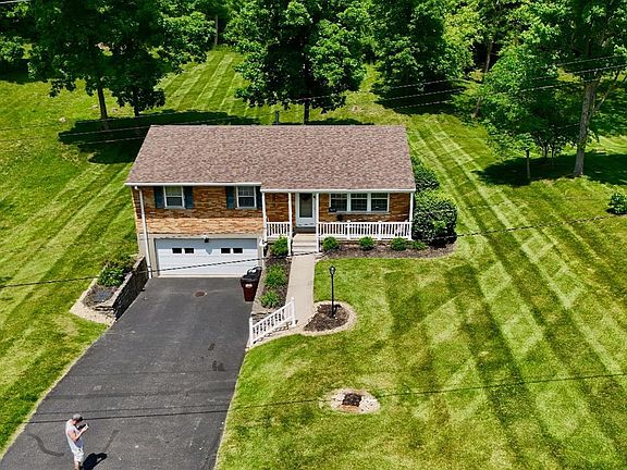 3rd image of 5643 Windridge Dr
