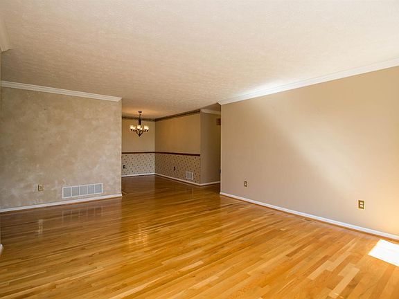 3rd image of 104 Mockingbird Hill Dr