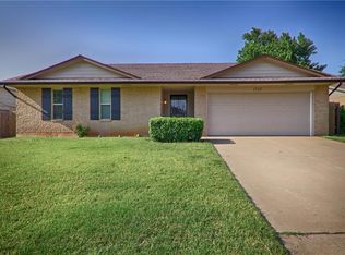 1113 SE 8th St, Moore, OK 73160