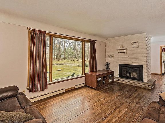 4th image of 15115 Hill Dr