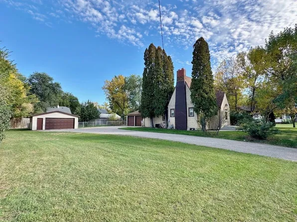 630 1st St NW, Minot, ND 58703