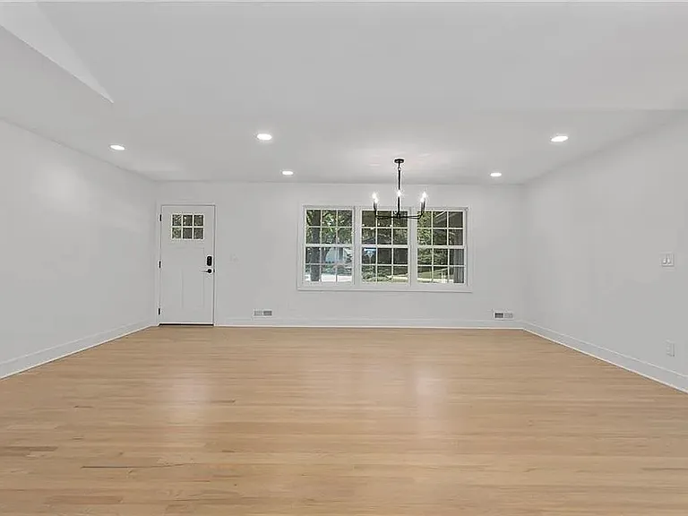 8105 Rosewood Dr — Photo 7