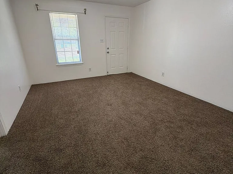 37-39 Rushwood Dr — Photo 3