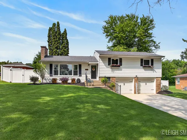 2165 Apple Ave NW, Grand Rapids, MI 49504
