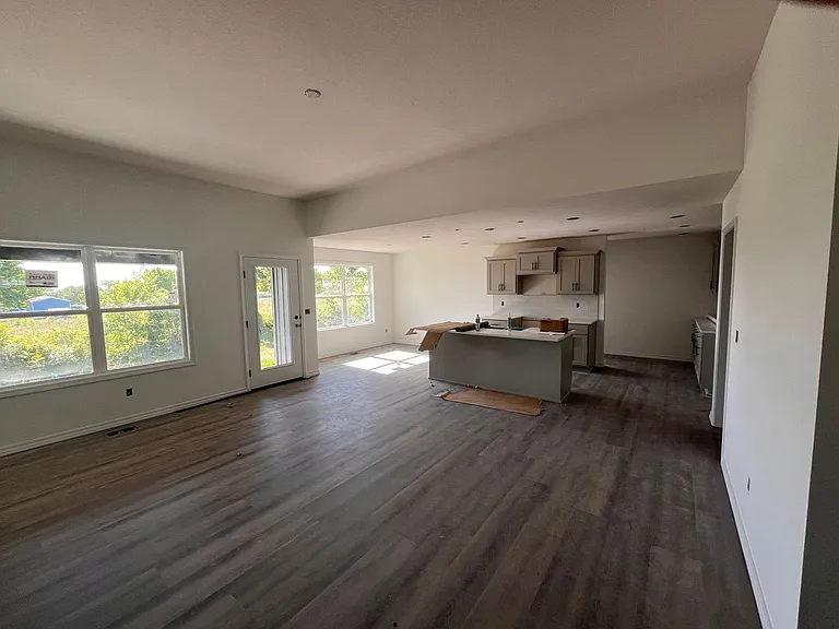 926 S Pindall Ln — Photo 2