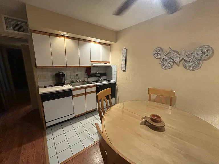 9511 Sunset Dr #401 — Photo 3