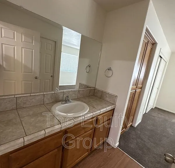 2931 N Crowe St — Photo 16