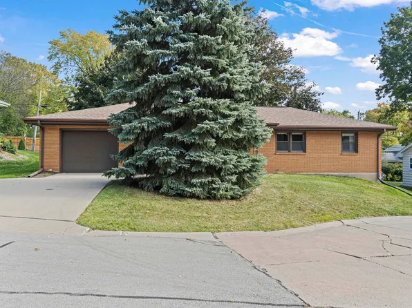 980 Mayfair Ct, Dubuque, IA 52003