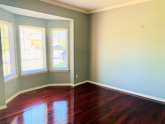5th image of 372 Sedgewood Ln