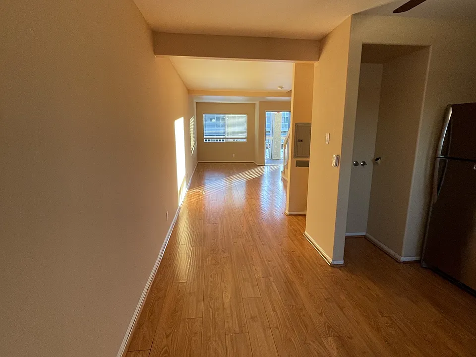 225 S Ventura Rd #100