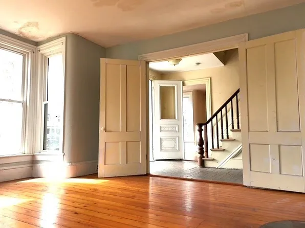 32 West St, Petersham, MA 01366