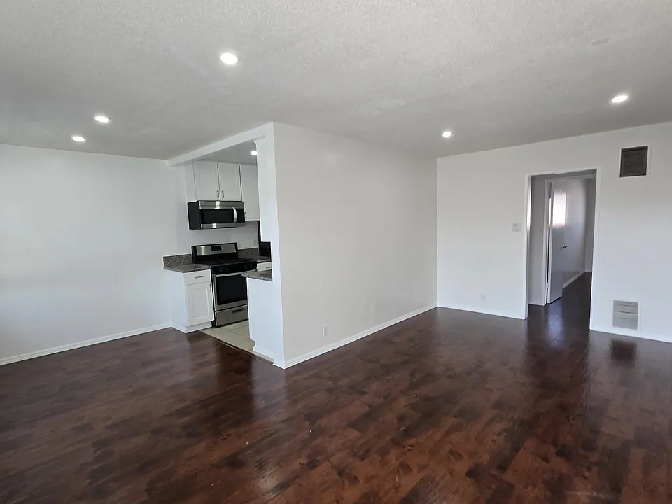 1933 S Sherbourne Dr #10