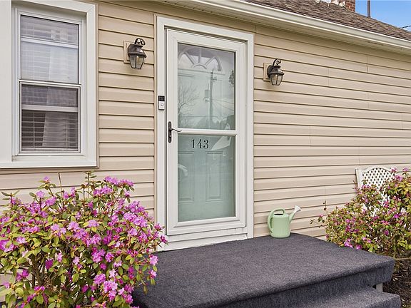 5th image of 143 Aiken Ave