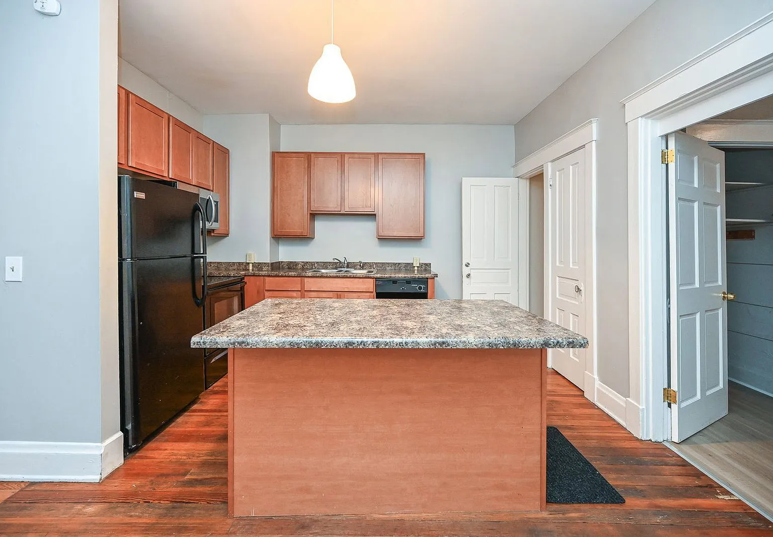 2 bed, 1.0 bath, $1,595 — Photo 2