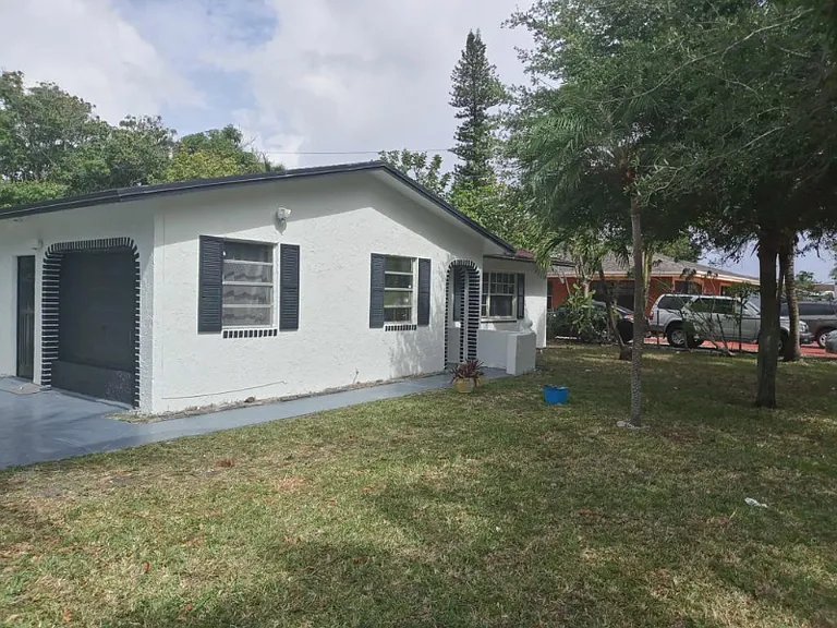 671 SW 28th Way — Photo 9