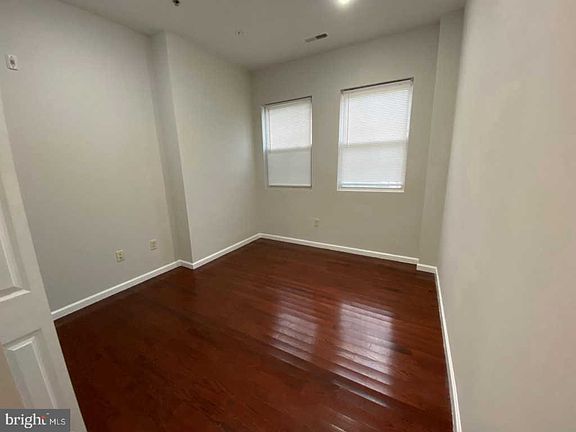 5th image of 911 Wood St APT 1