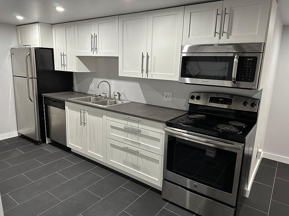 Full Kitchen w/Stainless Steel Appliances
