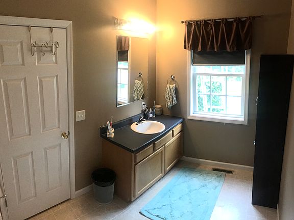 4th image of 10 Tee Ln