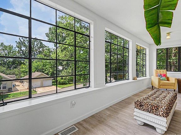 4th image of 806 Prospect Ave