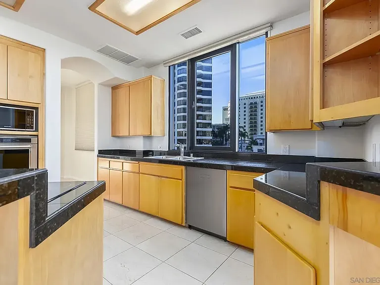 611 W G St W #321 — Photo 10
