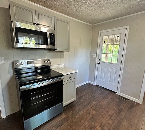 3rd image of 1451 Hazel Cir