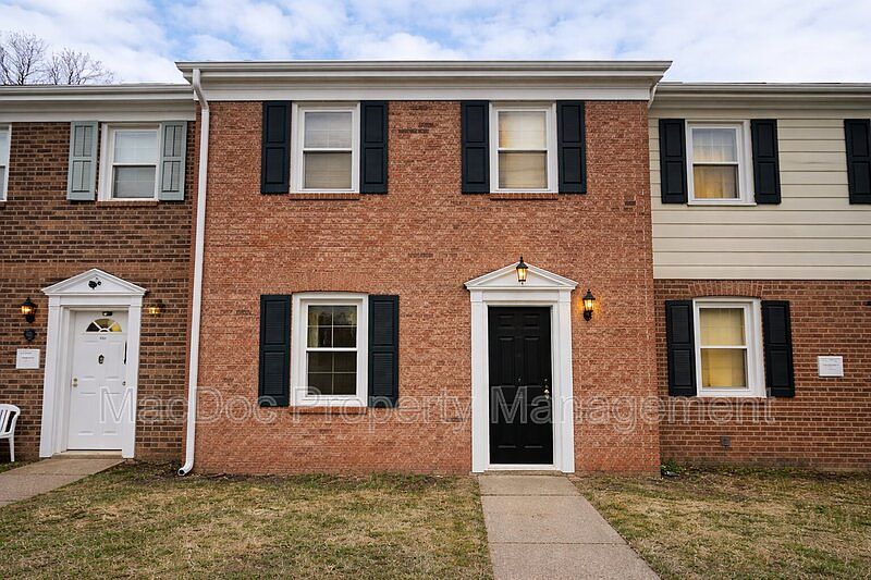 1st image of 405 Olde Greenwich Cir