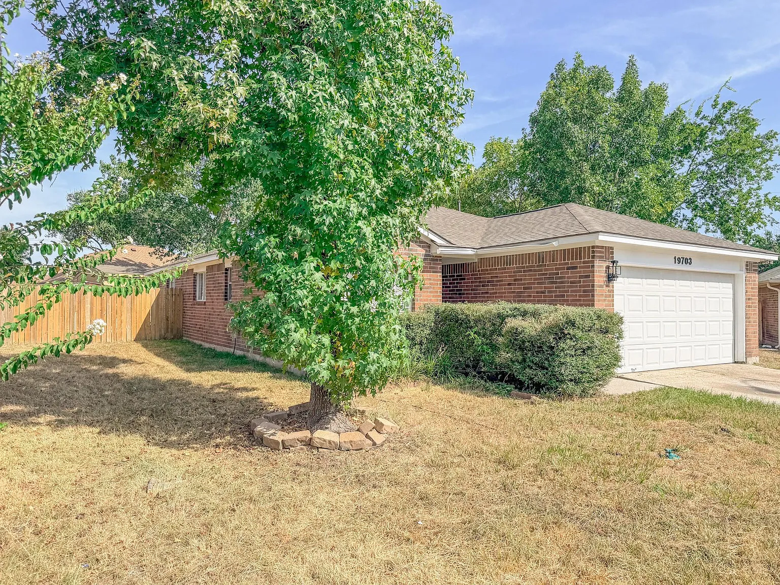 3 bed, 2.0 bath, 1240 sqft, $2,350 — Photo 2