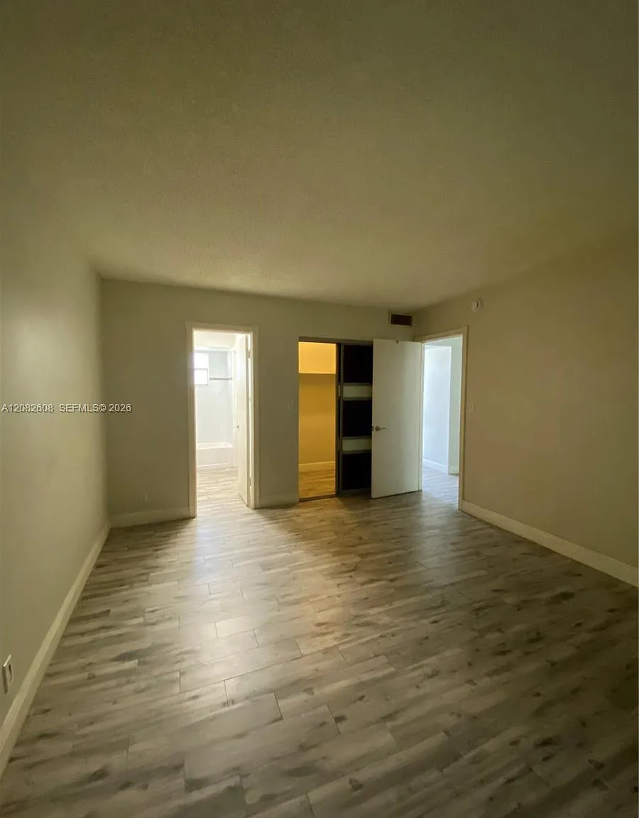 Quinsana Gardens Condo — Photo 4