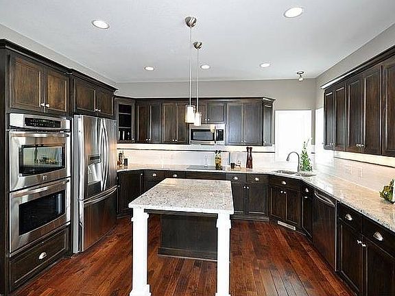 Gourmet Kitchen w/SS Appl