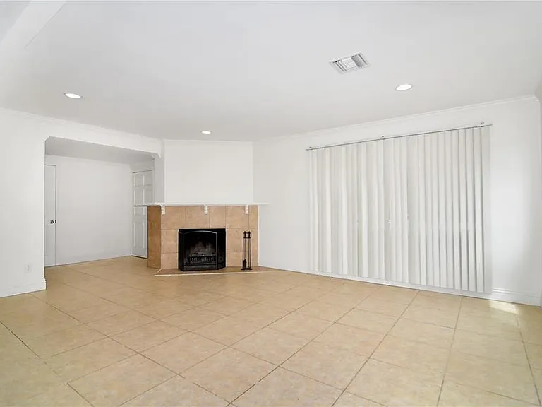 19324 Victory Blvd — Photo 3