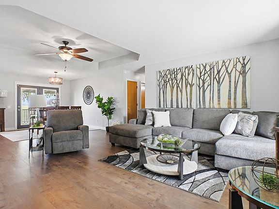 3rd image of 960 S Colony Avenue