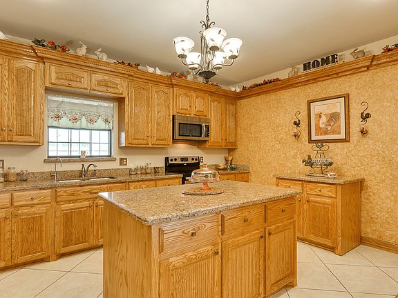 5th image of 712 Sinatra Dr