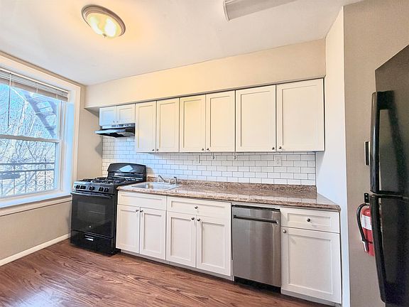 3rd image of 122 W 39th St #2B