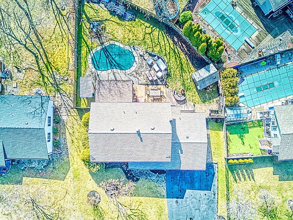 4th image of 33 Redwood Drive