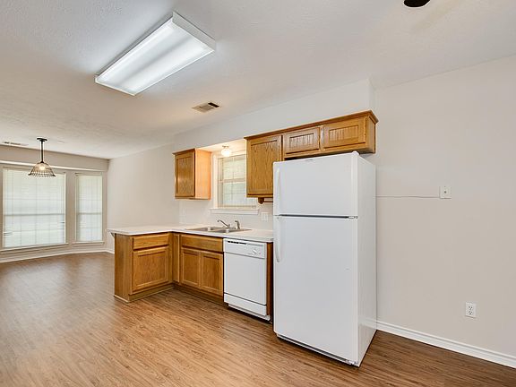 5th image of 1402 Southern Plantation Dr